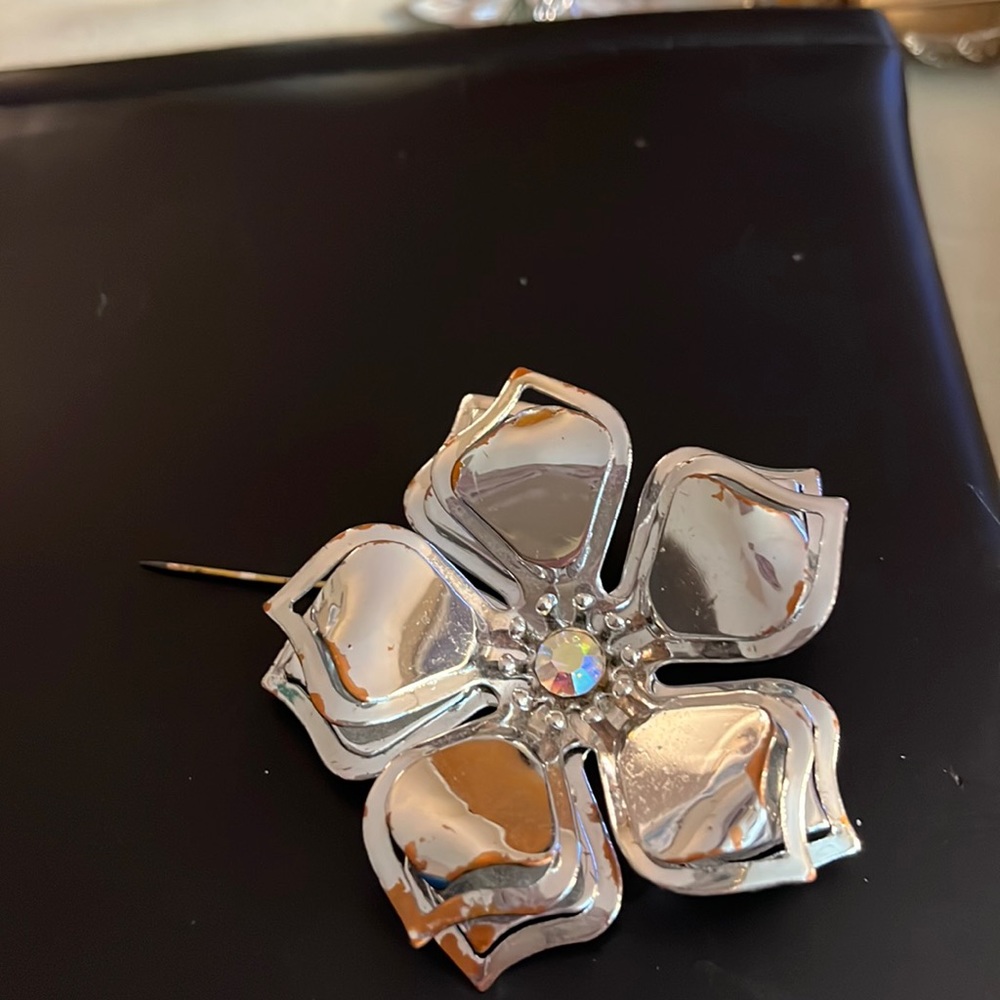 Vintage shiny silvertone brooch